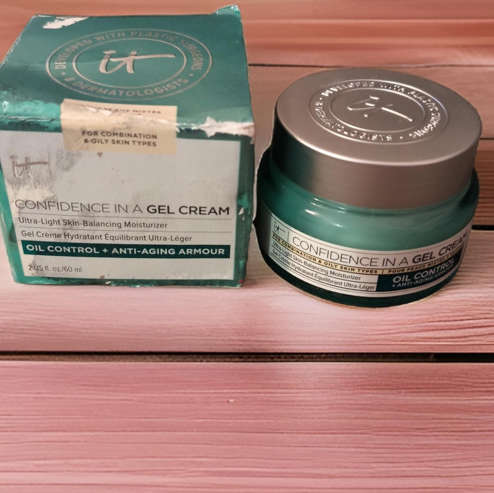 💕🎉Host Pick🎉💕 NEW it cosmetics Confidence in a Gel Cream Oil Control